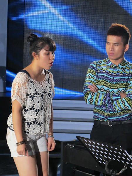 Cô gái tròn tròn, mũm mĩm say sưa tập luyện trong trang phục giản dị đời thường cùng gương mặt mộc đáng yêu. Cô gái tròn tròn, mũm mĩm say sưa tập luyện trong trang phục giản dị đời thường cùng gương mặt mộc đáng yêu.