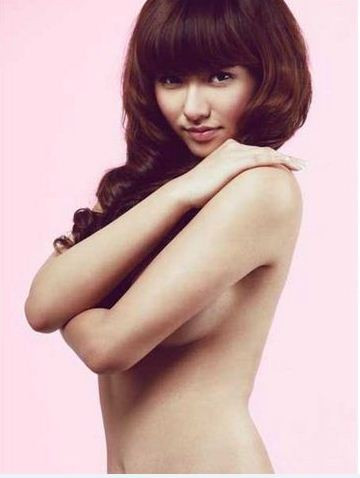 Những hình ảnh xấu của Hồng Quế ngày một dày thêm so với tuổi của cô. Bên cạnh đó, cô còn khiến công chúng "mất niềm tin" khi phát ngôn gây sốc. Cách đây không lâu, Hồng Quế đã phát biểu: "Ở Sài Gòn, họ có cách “mồi chài”, “chơi” với phái đẹp khác với Hà Nội. Qua những va chạm, tôi có thể nói rằng, đàn ông có tiền ở Hà Nội biết “chơi” hơn so với đàn ông Sài Gòn”. Những hình ảnh xấu của Hồng Quế ngày một dày thêm so với tuổi của cô. Bên cạnh đó, cô còn khiến công chúng "mất niềm tin" khi phát ngôn gây sốc. Cách đây không lâu, Hồng Quế đã phát biểu: "Ở Sài Gòn, họ có cách “mồi chài”, “chơi” với phái đẹp khác với Hà Nội. Qua những va chạm, tôi có thể nói rằng, đàn ông có tiền ở Hà Nội biết “chơi” hơn so với đàn ông Sài Gòn”.