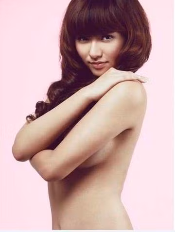 Những hình ảnh xấu của Hồng Quế ngày một dày thêm so với tuổi của cô. Bên cạnh đó, cô còn khiến công chúng "mất niềm tin" khi phát ngôn gây sốc. Cách đây không lâu, Hồng Quế đã phát biểu: "Ở Sài Gòn, họ có cách “mồi chài”, “chơi” với phái đẹp khác với Hà Nội. Qua những va chạm, tôi có thể nói rằng, đàn ông có tiền ở Hà Nội biết “chơi” hơn so với đàn ông Sài Gòn”.