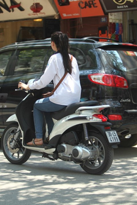 Không những thế, Pink Q còn rất thoải mái nghe điện thoại dù đang điều khiển phương tiện giao thông. Không những thế, Pink Q còn rất thoải mái nghe điện thoại dù đang điều khiển phương tiện giao thông.