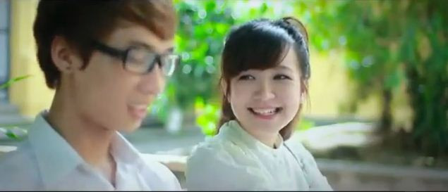 Ngay ngày đầu tiên nhập học cậu gặp một cô bạn rất xinh xắn.