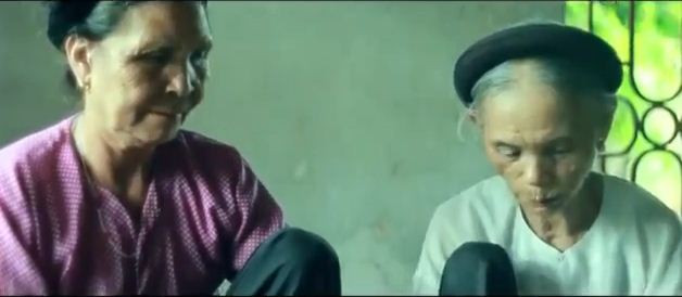 "Tôi đã sống và lớn lên trên mảnh đất quê hương yêu dấu. Những tấm lòng nhân hậu chẳng phải hề lo âu. Cùng chung sức làm giầu quê hương ta yêu dấu. Những đứa trẻ biết phấn đấu đậm mầu mắt nâu. Những cụ già âu sầu lệ ướt đôi ...gò má".