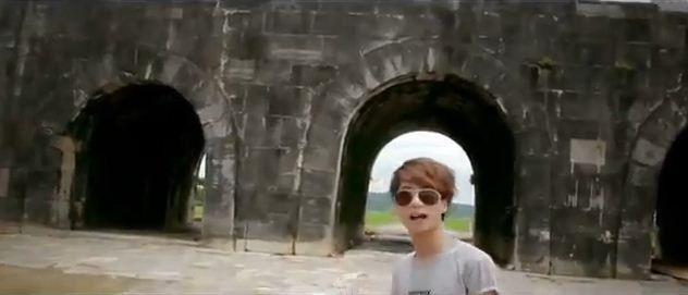 "Thác chảy hiền lành là thủy điện Lang Chánh. Còn niềm kiêu hãnh "nền văn hóa Đông Sơn". Tết đến giải hờn, "rượu chi nê" Hậu Lộc. "Thành nhà hồ" hàng độc là Vĩnh Lộc chè lam".