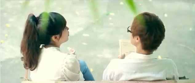 Cô gái chủ động làm quen và hai người nói chuyện cởi mở, vui vẻ.