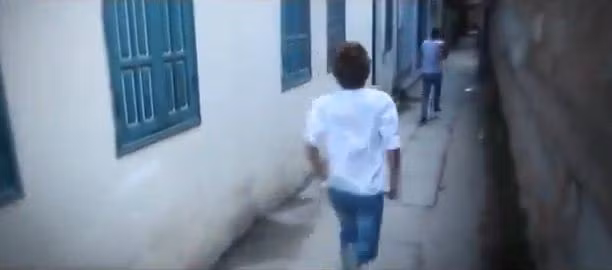 Chính anh chàng xứ Thanh đã phát hiện và lấy lại điện thoại cho cô. Chính anh chàng xứ Thanh đã phát hiện và lấy lại điện thoại cho cô.