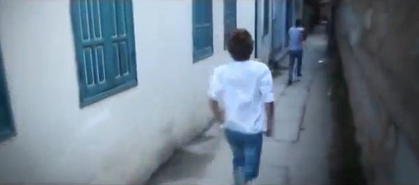 Chính anh chàng xứ Thanh đã phát hiện và lấy lại điện thoại cho cô.