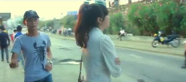 Sau những cảnh quay đẹp về vùng đất xứ Thanh là hình ảnh thực tại của cậu học sinh. Tình cờ lên xe bus và cô bạn kia bị cướp mất điện thoại.