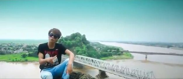 Tiếp theo là cảnh quay những địa danh của mảnh đất xứ Thanh cùng bài hát ấn tượng của cậu học sinh này. "Nơi tôi sinh ra... mảnh đất chan chứa bao la tình thương mặn mà, êm ả. Nơi cây rau má, mọc trên ngọn núi đã ... Viết nên thành những khúc ca những anh hùng chẳng xa lạ".