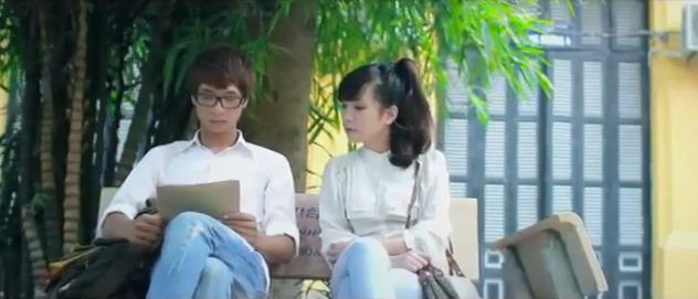 Tình cờ cô gái nhìn vào Hồ sơ Học sinh sinh viên và biết được cậu bạn ngồi kế bên là người Thanh Hóa.