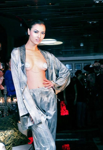 Hồng Quế trở thành người nổi tiếng khi mới 13 tuổi, với chiều cao ấn tượng cùng số đo 3 vòng hoàn hảo. Vào nghề chưa được bao lâu thì công chúng bắt đầu "sốc" với những hình ảnh quá sexy. Hồng Quế trở thành người nổi tiếng khi mới 13 tuổi, với chiều cao ấn tượng cùng số đo 3 vòng hoàn hảo. Vào nghề chưa được bao lâu thì công chúng bắt đầu "sốc" với những hình ảnh quá sexy.