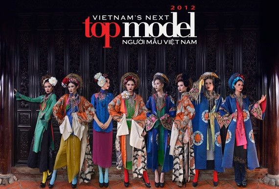 Với bộ sưu tập của nhà thiết kế Mai Lâm, các thí sinh của Vietnam’s Next Top Model có dịp được thể hiện sự mạnh mẽ nhưng vô cùng thanh lịch, nữ tính trong trang phục cổ truyền. Với bộ sưu tập của nhà thiết kế Mai Lâm, các thí sinh của Vietnam’s Next Top Model có dịp được thể hiện sự mạnh mẽ nhưng vô cùng thanh lịch, nữ tính trong trang phục cổ truyền.