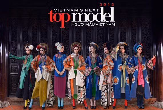 Với bộ sưu tập của nhà thiết kế Mai Lâm, các thí sinh của Vietnam’s Next Top Model có dịp được thể hiện sự mạnh mẽ nhưng vô cùng thanh lịch, nữ tính trong trang phục cổ truyền.