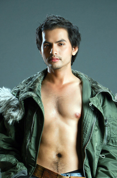 Tuy nhiên, trái ngược với ý kiến của các "chị em", người mẫu Đức Tiến cho biết quan điểm của anh về chuyện các sao…không thích mặc đồ lót: "Mười mấy tuổi không mặc quần lót, áo ngực thật không biết xấu hổ. Hơn nữa, thử hỏi sau này nhìn những hình ảnh ấy, có người con trai, bố mẹ chồng nào nhận họ về làm dâu. Nhiều người mẫu trẻ cho đấy là hay, là nổi tiếng nên cũng đi theo con đường đó. Tuy nhiên đó là con đường hoàn toàn sai, trong nghề người mẫu gọi đó là đường tắt". Tuy nhiên, trái ngược với ý kiến của các "chị em", người mẫu Đức Tiến cho biết quan điểm của anh về chuyện các sao…không thích mặc đồ lót: "Mười mấy tuổi không mặc quần lót, áo ngực thật không biết xấu hổ. Hơn nữa, thử hỏi sau này nhìn những hình ảnh ấy, có người con trai, bố mẹ chồng nào nhận họ về làm dâu. Nhiều người mẫu trẻ cho đấy là hay, là nổi tiếng nên cũng đi theo con đường đó. Tuy nhiên đó là con đường hoàn toàn sai, trong nghề người mẫu gọi đó là đường tắt".