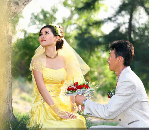 Thay vì thuê các cửa hàng chụp ảnh cưới, Tấn Trường cùng Ngọc Liên thực hiện bộ ảnh cưới dưới sự giúp đỡ của các phóng viên thể thao tại Vũng Tàu trong vòng 2 ngày. Và đây là những hình ảnh rất sinh động, sáng tạo đó. Thay vì thuê các cửa hàng chụp ảnh cưới, Tấn Trường cùng Ngọc Liên thực hiện bộ ảnh cưới dưới sự giúp đỡ của các phóng viên thể thao tại Vũng Tàu trong vòng 2 ngày. Và đây là những hình ảnh rất sinh động, sáng tạo đó.