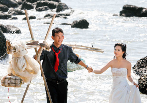 Không chỉ nổi tiếng là thủ môn có chiều cao khủng, anh còn được biết đến là người rất lãng mạn. Đó là ngày Valentine ngọt ngào vừa qua, Tấn Trường khiến mọi người bất ngờ khi tặng vợ món quà là chiếc xe máy trị giá gần 40 triệu cùng với nụ hôn ngọt ngào: “Bất ngờ và lãng mạn nhất là tôi đã có được biển số xe máy đúng ngày sinh nhật của vợ -12891 (sinh ngày 12 tháng 8 năm 1991), điều đó rất ý nghĩa với gia đình bé nhỏ của tôi”, Tấn Trường chia sẻ. Không chỉ nổi tiếng là thủ môn có chiều cao khủng, anh còn được biết đến là người rất lãng mạn. Đó là ngày Valentine ngọt ngào vừa qua, Tấn Trường khiến mọi người bất ngờ khi tặng vợ món quà là chiếc xe máy trị giá gần 40 triệu cùng với nụ hôn ngọt ngào: “Bất ngờ và lãng mạn nhất là tôi đã có được biển số xe máy đúng ngày sinh nhật của vợ -12891 (sinh ngày 12 tháng 8 năm 1991), điều đó rất ý nghĩa với gia đình bé nhỏ của tôi”, Tấn Trường chia sẻ.