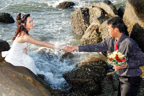 Không chỉ dừng lại ở đó, anh còn mang đến nhiều điều thú vị cho bà xã của mình, anh cho biết: “Ngày tình nhân đầu tiên năm 2006, tôi hẹn Ngọc Liên đi ăn ở nhà hàng. Trong phòng ăn, cô ấy bất ngờ khi tôi đã trang trí nến, hoa hồng hình trái tim và âm nhạc lãng mạn. Hôm đó, tôi đã tỏ tình với Liên và được cô ấy nhận lời, đó là giây phút thật hạnh phúc. Cũng vì vậy tôi đã chọn 14/2 là ngày cưới”. Không chỉ dừng lại ở đó, anh còn mang đến nhiều điều thú vị cho bà xã của mình, anh cho biết: “Ngày tình nhân đầu tiên năm 2006, tôi hẹn Ngọc Liên đi ăn ở nhà hàng. Trong phòng ăn, cô ấy bất ngờ khi tôi đã trang trí nến, hoa hồng hình trái tim và âm nhạc lãng mạn. Hôm đó, tôi đã tỏ tình với Liên và được cô ấy nhận lời, đó là giây phút thật hạnh phúc. Cũng vì vậy tôi đã chọn 14/2 là ngày cưới”.