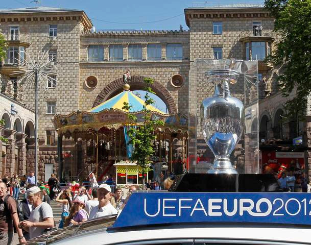 Đó là lí do vì sao ra đời tổ chức FEMEN, được sáng lập bởi một số người phụ nữ Ukraina (người đứng đầu hiện nay có tên Anna Hutsol) nhằm đấu tranh vì lẽ phải cho phái yếu, họ thường tổ chức những cuộc biểu tình trong tình trạng...bán khỏa thân. Và Euro 2012 là một trong những sự kiện mà tổ chức này phản đối kịch liệt. Lí do mà FEMEN đưa ra để phản đối Euro lần này là vì theo họ, giải bóng đá lớn nhất châu Âu chỉ làm cho ngành công nghiệp tình dục, vốn nổi tiếng ở thủ đô Kiev ăn nên làm ra mà thôi. Dưới đây là những hình ảnh bán khỏa thân biểu tình phản đối EURO 2012 của tổ chức này.