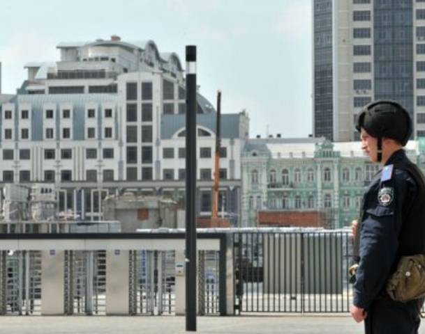 Luôn có mặt cảnh sát ở khắp mọi nơi như trước các SVĐ tổ chức các trận đấu vòng loại Euro 2012, ở các quảng trường hay các trụ sở làm việc của các nước khác đóng trên địa bàn Ukraina…để sẵn sàng ngăn chặn lực lượng này bất cứ lúc nào.