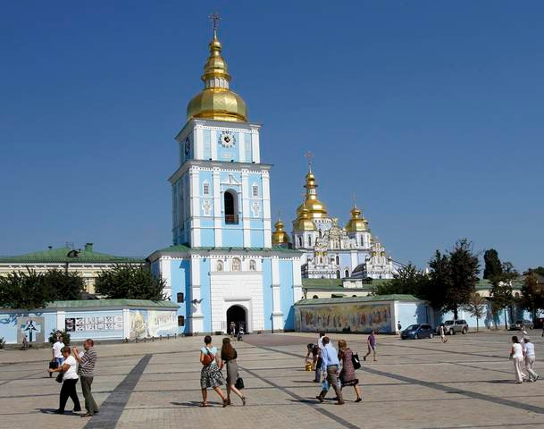 Ukraina cũng như những quốc gia Đông Âu khác, sau khi liên bang Xô viết tan rã đầu những năm 90 vì khủng hoảng kinh tế đã chứng kiến một làn sóng di dân bất hợp pháp, nạn mại dâm, buôn bán phụ nữ và trẻ em...Đây là vấn nạn trong xã hội các quốc gia mà cho tới nay chính phủ các nước vẫn chưa giải quyết triệt để.