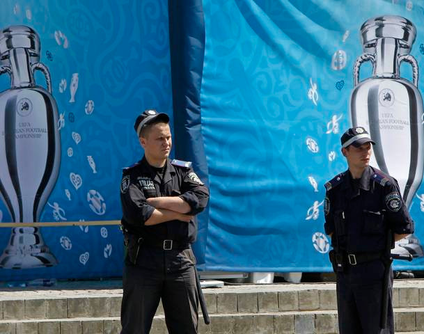 Luôn có mặt cảnh sát ở khắp mọi nơi như trước các SVĐ tổ chức các trận đấu vòng loại Euro 2012, ở các quảng trường hay các trụ sở làm việc của các nước khác đóng trên địa bàn Ukraina…để sẵn sàng ngăn chặn lực lượng này bất cứ lúc nào.