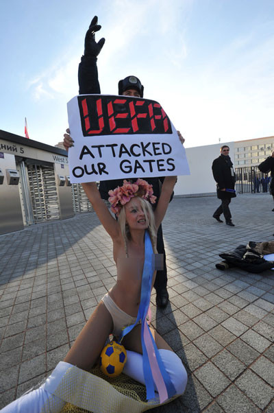 Họ thường xuyên tự tổ chức các cuộc biểu tình bán khỏa thân nhằm thức tỉnh công chúng trước những bất công chính trị, ngược đãi xã hội và sự bóc lột phụ nữ của xã hội Ukraine hậu Xô viết, nơi mà đàn ông chi phối gần như về mọi mặt. Người phụ nữ này đã để ngực trần và biểu tình trước SVĐ Kiev nhằm bày tỏ sự phản đối với ý định kiếm lời từ hoạt động mua bán tình dục ngay trước khi diễn ra lễ bốc thăm Euro 2012.