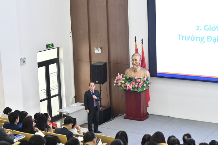 Giáo sư, Tiến sĩ Lưu Ngọc Hoạt, Phó Hiệu trưởng kiêm Trưởng Khoa Y, Trường Đại học Phenikaa chia sẻ tại hội thảo. Ảnh: Trà My