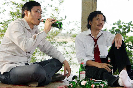 So với Đỗ Kỷ (trái), Quốc Khánh, Trọng Trinh, Trung Anh có vẻ chìm lắng hơn. So với Đỗ Kỷ (trái), Quốc Khánh, Trọng Trinh, Trung Anh có vẻ chìm lắng hơn.