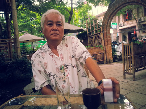 Người đàn ông chưa đến tuổi lục tuần với mái tóc bạc phơ đến chỗ hẹn với lọ thuốc trong tay. Người đàn ông chưa đến tuổi lục tuần với mái tóc bạc phơ đến chỗ hẹn với lọ thuốc trong tay.
