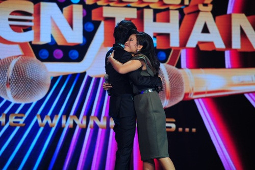 Hoài Linh ôm chặt Thái Trân thể hiện sự ngưỡng mộ mà đồng cảm với người phụ nữ bất hạnh.