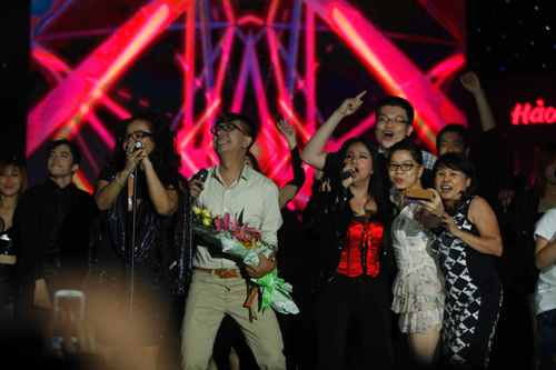 Bạn bè cùng hòa giọng với Ngọc Ánh trong liên khúc cuối cùng.