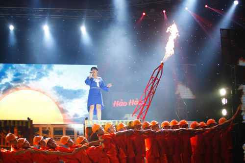 Dàn khoan dầu khí xuất hiện đầy ấn tượng trong tiết mục mở màn.