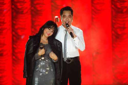 Ngọc Sơn "ga lăng" cởi áo khoác cho Ngọc Ánh.