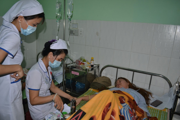 Cô Mai hiện đang được điều trị tại Bệnh viện Đa khoa Vĩnh Đức với vết thương lủng màng nhĩ, chấn thương đầu. Ảnh: TT