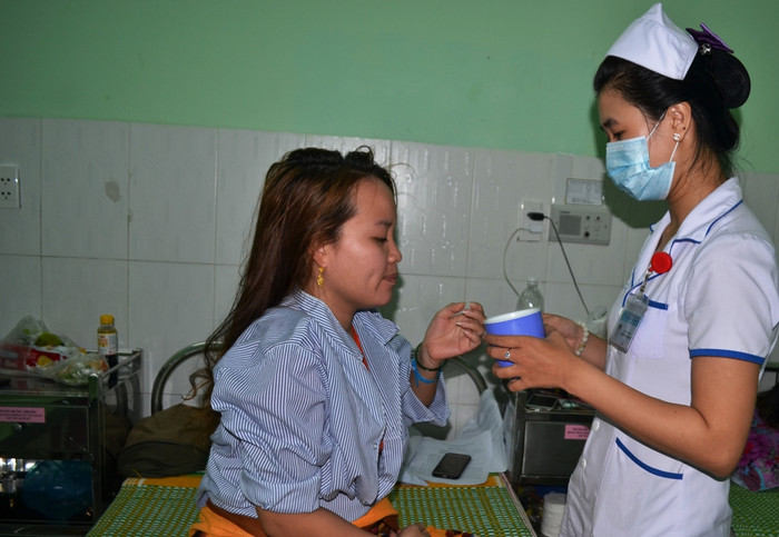 Cô giáo Nguyễn Thị Xuân Mai đang được các y bác sĩ chăm sóc. Ảnh: TT