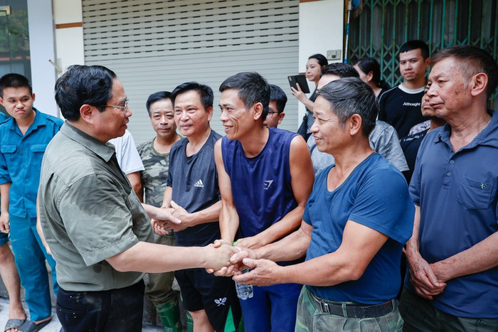 Thủ tướng thăm hỏi bà con nhân dân ở đường Điện Biên, phường Nguyễn Thái Học, nơi xảy ra vụ sạt lở khiến 2 người đang bị vùi lấp - Ảnh: VGP/Nhật Bắc 5.jpg