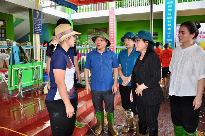 Thứ trưởng Bộ Giáo dục và Đào tạo Nguyễn Thị Kim Chi thăm, động viên giáo viên của Trường Mầm non Hoa Lan (Yên Bái) - Ảnh: Bộ Giáo dục và Đào tạo 0.jpg
