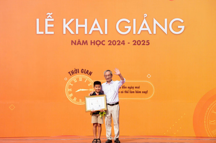 Thầy Nguyễn Xuân Khang khen thưởng em Huỳnh Triệu Điền, 11 tuổi, lớp 6G9 vì có hành động đẹp - cứu người đuối nước (ảnh: Trung Kiên) 8236d35fe8904fce1681.jpg