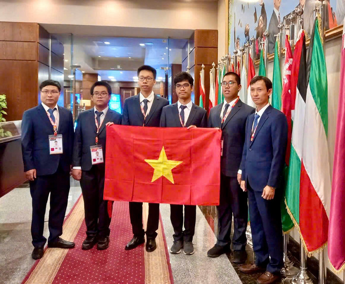 Từ phải sang trái: Phó giáo sư, Tiến sĩ Đỗ Phan Thuận - Trưởng Đoàn, em Hoàng Xuân Bách, em Phạm Công Minh, em Phạm Ngọc Trung, em Nguyễn Hữu Tuấn, Tiến sĩ Đỗ Đức Đông - Phó Trưởng Đoàn Ảnh 1 (2).jpg