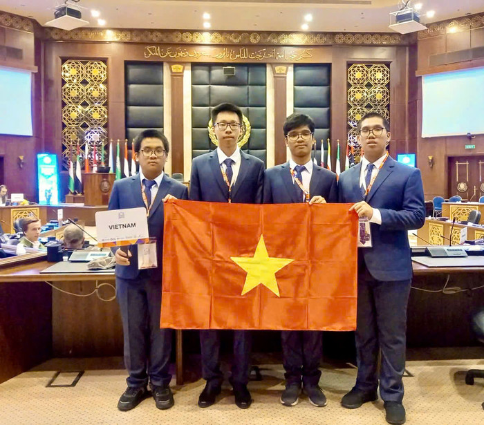 Từ phải sang trái: em Hoàng Xuân Bách, em Phạm Công Minh, em Phạm Ngọc Trung, em Nguyễn Hữu Tuấn Ảnh 3 (1).jpg