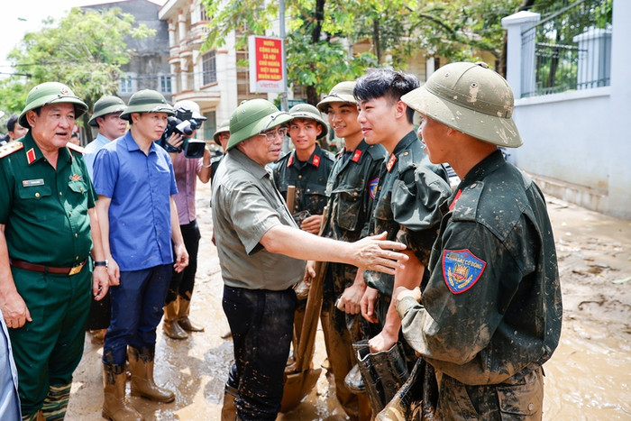 Thủ tướng thăm hỏi, động viên các lực lượng giúp đỡ người dân khắc phục hậu quả thiên tai - Ảnh: VGP/Nhật Bắ 7.jpg