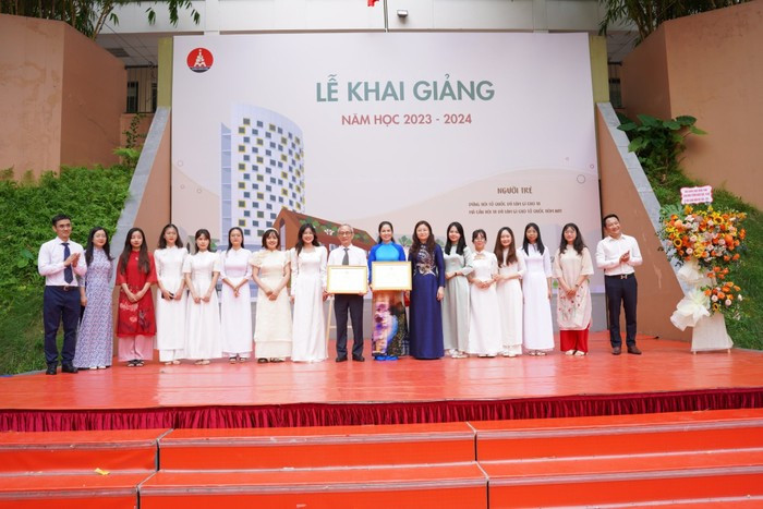 Tại lễ khai giảng năm học 2023-2024 của Trường Marie Curie (Hà Nội), lãnh đạo và đại diện Vụ Thi đua khen thưởng, Vụ giáo dục Tiểu học và Vụ Tổ chức cán bộ (Bộ Giáo dục và Đào tạo) trao tặng bằng khen của Bộ trưởng Bộ Giáo dục và Đào tạo cho tập thể trường Marie Curie và cá nhân thầy Nguyễn Xuân Khang vì đã có thành tích xuất sắc trong công tác hỗ trợ dạy học trực tuyến môn tiếng Anh cho học sinh tiểu học năm học 2022-2023 2.jpg