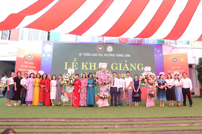 Ban đại diện cha mẹ học sinh trường, Ban đại diện cha mẹ học sinh các lớp tặng hoa chúc mừng nhà trường d9cdc483254c8212db5d.jpg