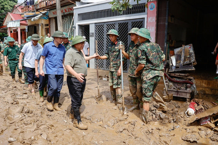 Thủ tướng động viên cán bộ chiến sĩ tham gia dọn dẹp khu vực phường Hồng Hà - Ảnh: VGP/Nhật Bắc 6.jpg