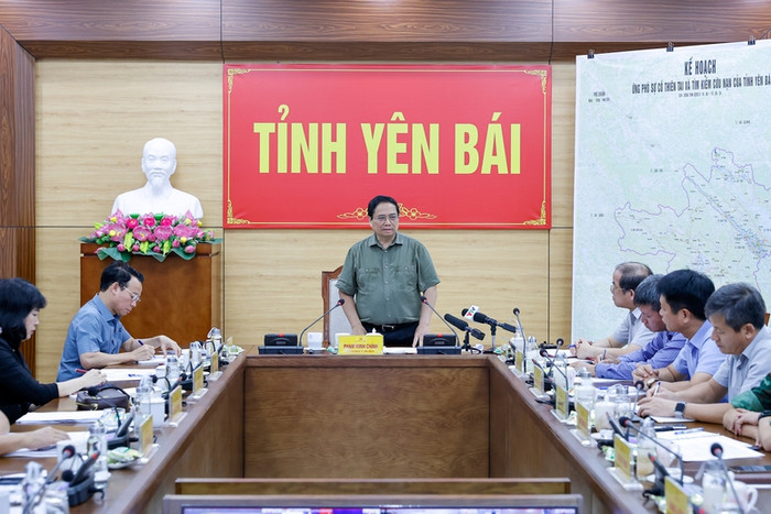 Trưa 12/9, tại Yên Bái, sau khi kiểm tra tình hình thực tế, thăm hỏi, động viên người dân và các lực lượng đang làm nhiệm vụ, Thủ tướng Phạm Minh Chính chủ trì cuộc họp về khắc phục hậu quả thiên tai - Ảnh VGP/Nhật Bắc 8.jpg