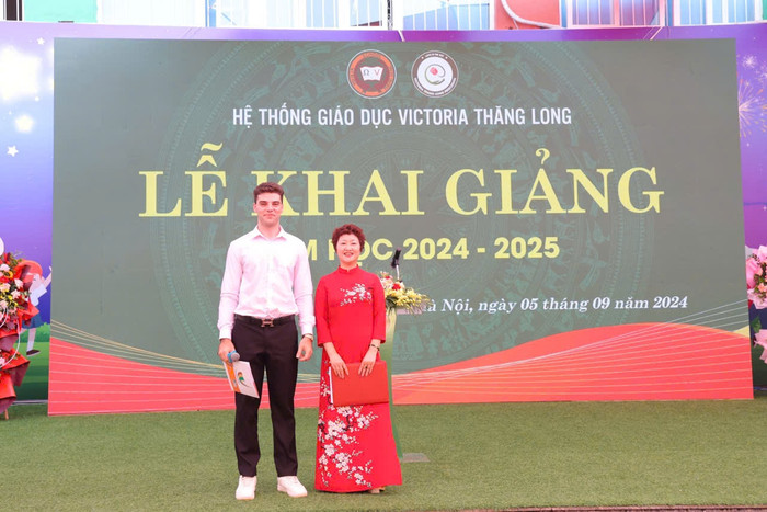 Nhà giáo Nguyễn Thị Vĩnh Hà - Hiệu trưởng Nhà trường chia sẻ, với gần 1.200 học sinh các cấp học, Victoria Thăng Long trong ngày khai giảng thật đông vui, nhộn nhịp. fb5b991478dbdf8586ca.jpg