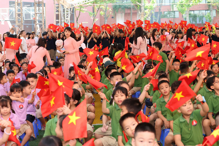 Sáng 5/9, thầy trò Hệ thống liên cấp Marie Curie (Long Biên, Hà Nội) hân hoan đón năm học mới với tâm trạng hân hoan, phấn khởi và tràn đầy niềm tin (ảnh: Nguyễn Lâm) 8fe3523ffcf05bae02e1.jpg