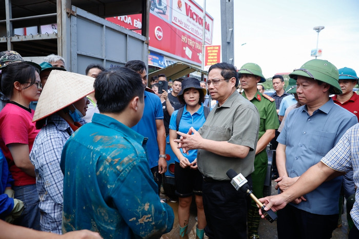 Thủ tướng ân cần thăm hỏi bà con tại phường Hồng Hà - Ảnh: VGP/Nhật Bắc 3.jpg