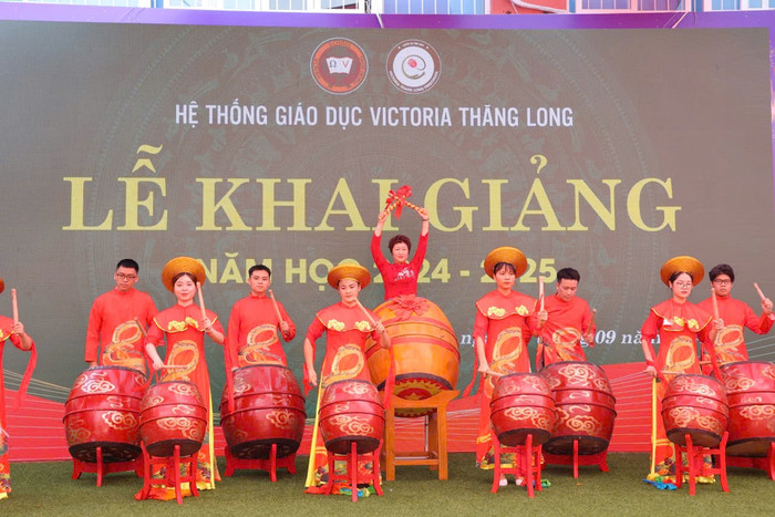 Nhà giáo Nguyễn Thị Vĩnh Hà đánh trống khai giảng năm học mới 4868680589ca2e9477db.jpg