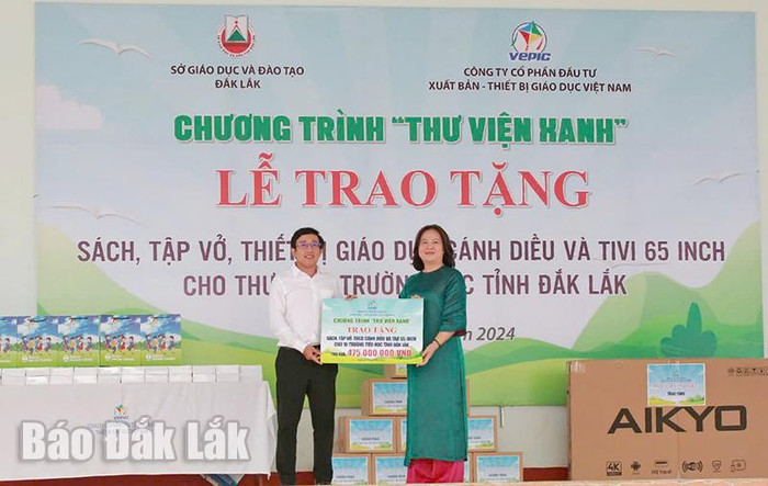 Phó Giám đốc Sở Giáo dục và Đào tạo Đắk Lắk - Lê Thị Kim Oanh nhận bảng tượng trưng Thư viện xanh của Công ty Cổ phần Đầu tư Xuất bản - Thiết bị giáo dục Việt Nam (ảnh: Báo Đắk Lắk) 1.jpg