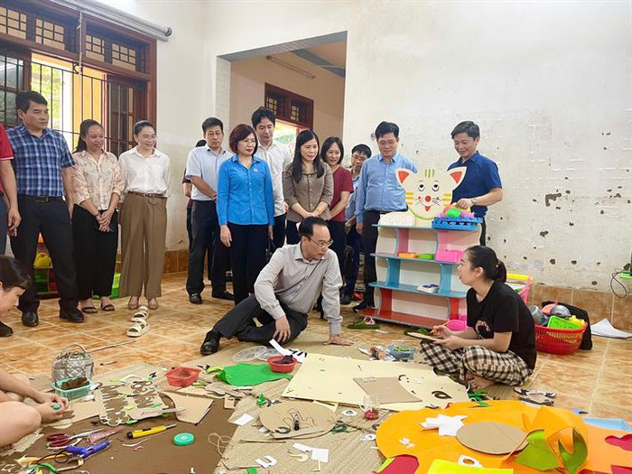 Thứ trưởng Hoàng Minh Sơn động viên các giáo viên tại Trường Mầm non Phan Thiết (Thành phố Tuyên Quang, tỉnh Tuyên Quang) - Ảnh: Bộ Giáo dục và Đào tạo 5.jpg